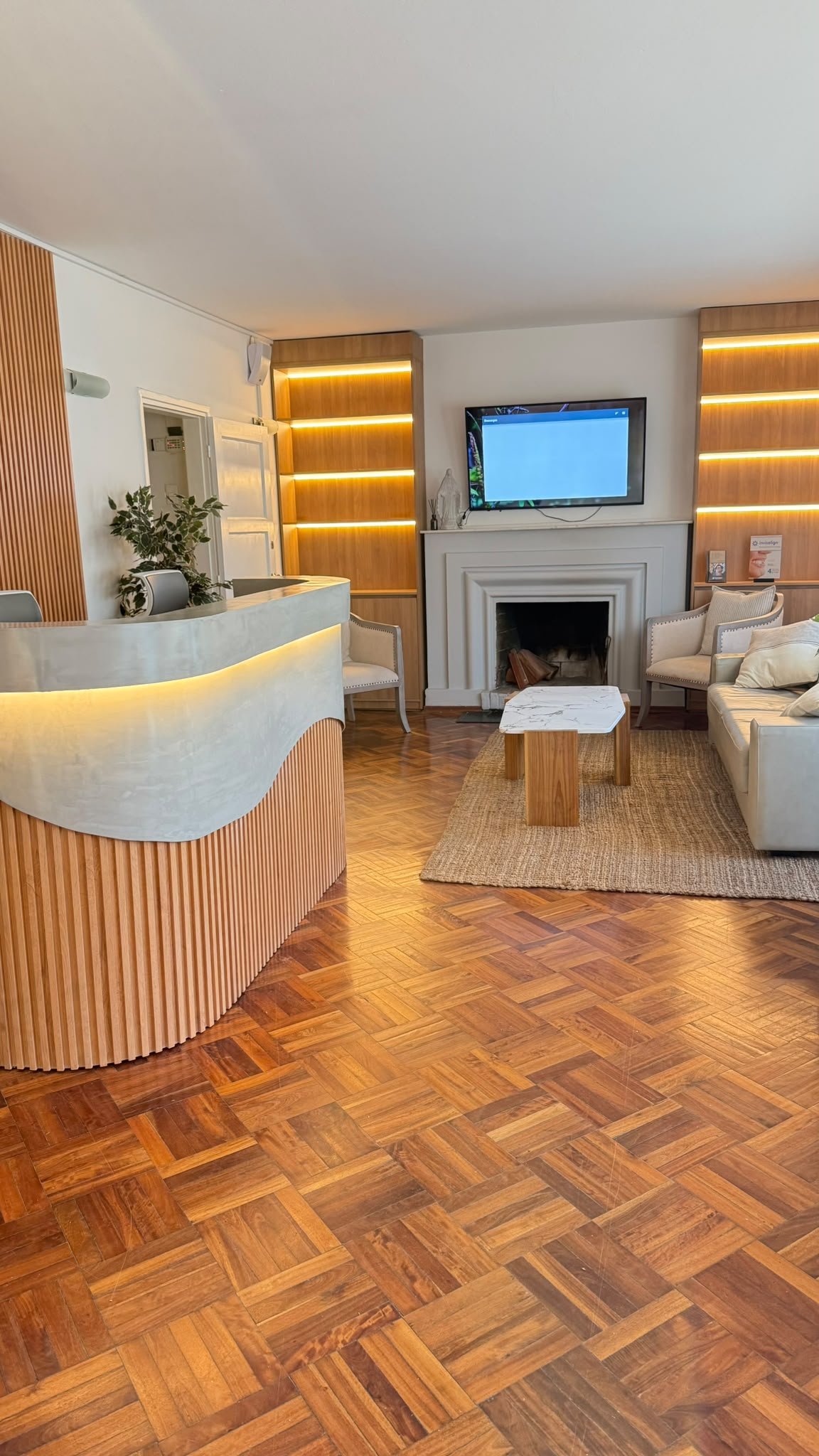 Recepción y sala de espera de clínica Harwood, donde atiende Franca Dental en Carrasco